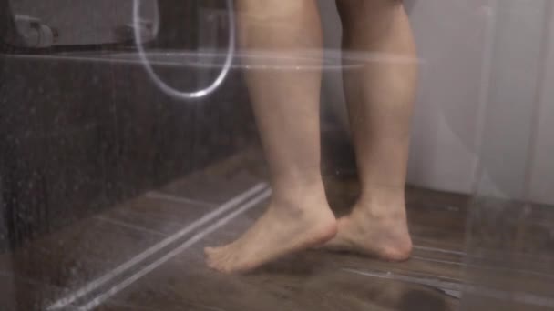 Duşun Altında Duran Bir Kadının Bacakları Akıntısı Sağlık Güzelliği Hijyen — Stok video