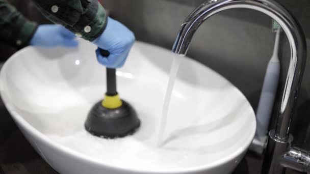 柱塞打开白色洗脸盆洗涤槽 洗涤槽中的堵塞 — 图库视频影像