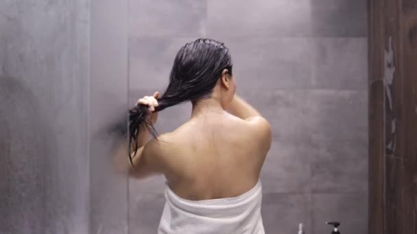 Asyalı Kadın Islak Siyah Saçlara Saç Bakım Ürünleri Uyguluyor Duştan — Stok video