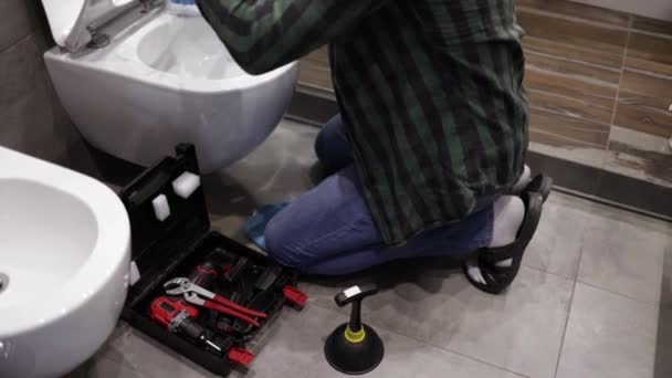 Υδραυλικός Μάστορας Επισκευάζει Μια Τουαλέτα Στο Μπάνιο Έμπορος Χρησιμοποιεί Εργαλεία — Αρχείο Βίντεο