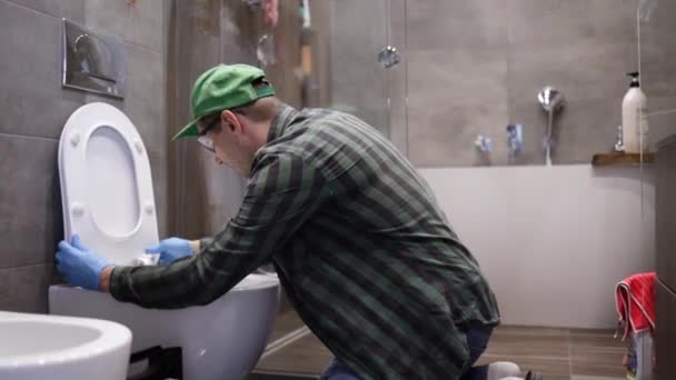 Tesisatçı Tamirci Tuvalette Tuvalet Tamir Ediyor Esnaf Tamir Tesislerinde Aletlerini — Stok video