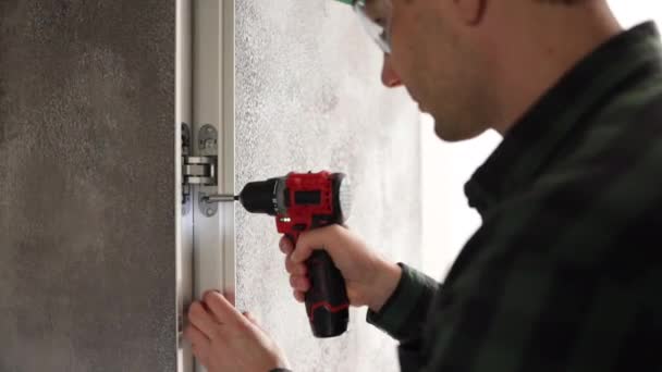 Tecrübeli Bir Işçi Kapıyı Kapatma Mekanizmasını Ayarlar Bir Çilingir Kapılara — Stok video