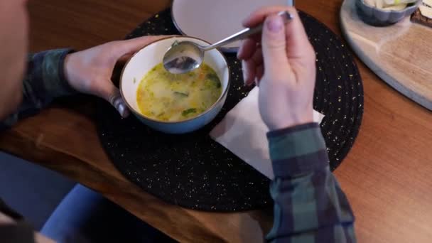 混合健康的蔬菜汤 把一碗蔬菜汤搅拌得紧紧的 米内斯特龙汤混在一个碗里 素食健康的晚餐 午饭准备蔬菜餐 热汤和舒适的汤 — 图库视频影像