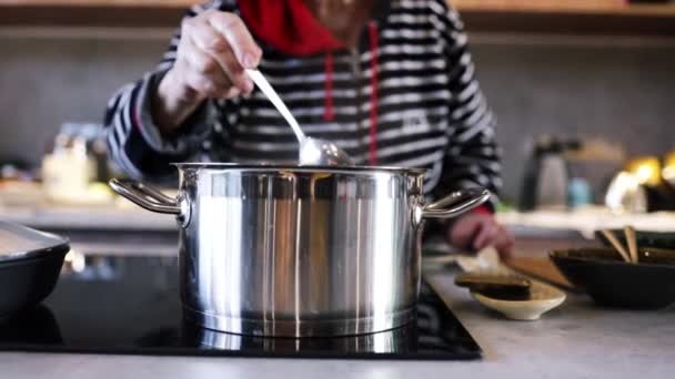 Senior Kvinna Matlagning Soppa Kök Närbild Hemmafru Rör Soppa Med — Stockvideo