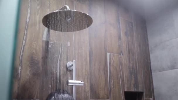 Fej Zuhany Miközben Fut Víz Fürdőszobában — Stock videók
