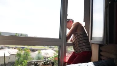 Profesyonel bir cam temizleyicisi pencereyi temizler, erkek temizlikçi.