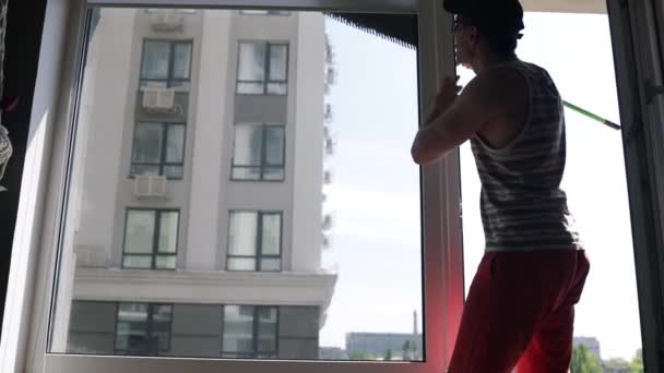 専門の窓の掃除機はきれいな窓 男性のクリーニングの労働者をスクイージします — ストック動画