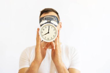 Pijamalı, saati tutan, saati saklayan, saati kontrol eden işe geç kalan neşeli genç adam..