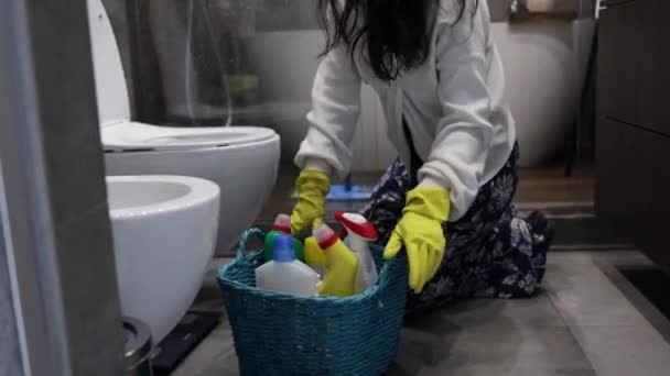 Rengøringsservice Koncept Stuepige Beskyttelseshandsker Rengøring Stort Badeværelse Med Aftørring Ved – Stock-video