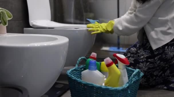 Жінка Прибирає Сидіння Туалеті Синьою Тканиною Витирає Вбиральню Жінка Жовтих — стокове відео