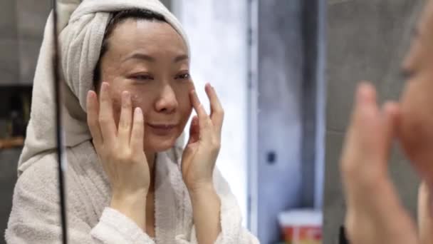 Close Hoofd Schot Van Middelbare Leeftijd Aziatische Vrouw Met Darm — Stockvideo