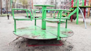 Yağmurdan sonra boş oyun alanı. Salıncak yağmur damlaları içinde ıslanmış. Yaz veya bahar yağmurlu bir gün. İnsan yok. Çocuk yok.