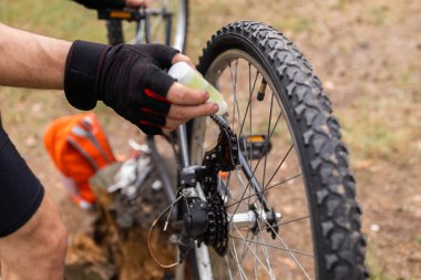 Bisiklet zinciri ve teçhizatı yağlayıp el tamircisini yağlamak. Bisiklet sürüş sistemiyle ilgileniyorum. Onarım arkaplanı.