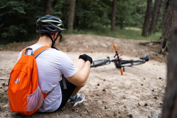 Spor aktiviteleri. Ormanda at sürdükten sonra dağ bisikleti süren genç bir bisikletçi..