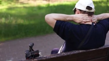 Yaşlı emekli kadın boynu ya da dışarıda parkta sırt ağrısı. Acı çeken olgun bir kadın. Masaj omzumu acıtıyor..