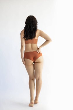 Beyaz arka planda izole edilmiş güzel Asyalı esmerin seksi sırtı..