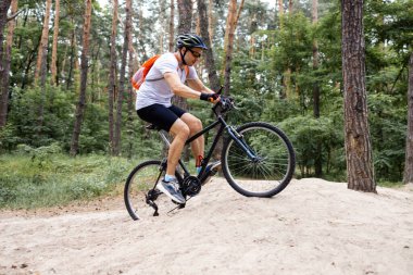 İlkbaharda bisiklet süren dağ bisikletçisi ilham verici dağ manzarası. Adam MTB 'yi enduro patikasında sürüyor. Gün batımı ormanlarında spor motivasyonu ve ilham kaynağı..