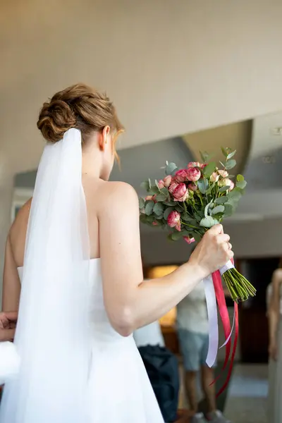 stock image Bride holds a wedding bouquet, wedding dress, wedding details.