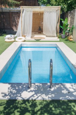 Plastik duvar, havuz suyu ve palmiye gölgesi olan tropik yaz arkaplanı. Lüks otel tatil beldesi havuz kenarı modelleme şablonu. Tarafsız mimari estetik sahil tatil evi.