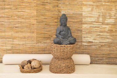 Buda heykeli ahşap duvarın arkasında duruyor.