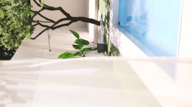 Lüks villada yüzme havuzu ve sandalye. Güneşli yaz günlerinde teraslı otel havuzunda lüks bir yüzme havuzu. Dikey video.