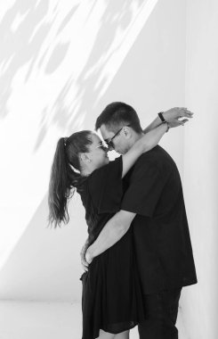 Yaz tatili, aşk, seyahat, turizm, ilişki ve flört konsepti, sokakta kucaklaşan romantik mutlu çift.