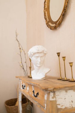 Koridorda duran büst ve retro ayna. Sanat için ev dekorasyonu.