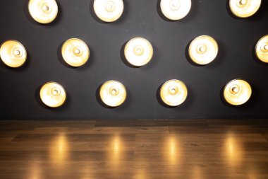 Işıklı bedava sahne. Daire biçiminde Stüdyo karanlık odasının boş alanı. 