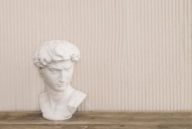 David 'in heykeli oturma odasındaki masanın üzerinde. Sanat için iç dekorasyon odası.