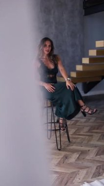 Dikey video. Fotoşopta poz veren model.