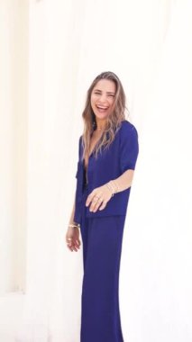 Dikey video. Fotoşopta poz veren model.