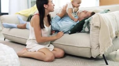 Yumuşak, rahat bir yatak odasında mutlu, sevgi dolu bin yıllık anne babalar. Havada uçan küçük bir kız çocuğu. Şefkatli baba güler, kucaklaşır, tatlı bebek öper, iyi eğlenceler..