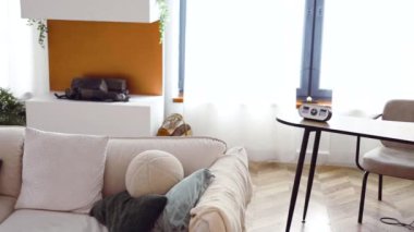 Modern ev dekorasyonu iç mekan tasarımı. Evin içinde, penceresinde perdeli güneş ışığı olan lüks ve rahat bir yer. Evde kimse yokken boş bir odada rahat bir kanepe..