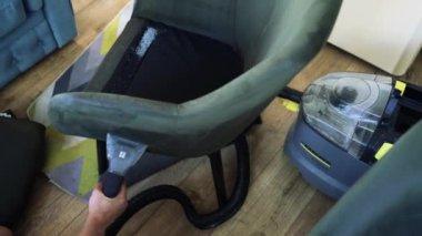 Çamaşır temizleyicisine yakın çekim kanepeyi temizler ve kiri temizler, profesyonel temizlik hizmeti..