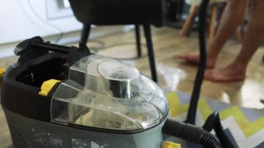 Yıkama makinesine yakın çekim koltuğu temizler ve kiri temizler, profesyonel temizlik hizmeti..