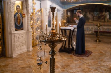 Rahip dini bir tören sırasında Ortodoks Kilisesi 'nde İncil okuyor.