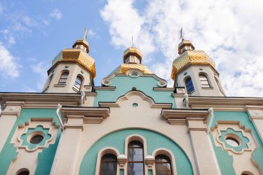 Kilisenin çatısında Hıristiyan haçı. Ukrayna, Kyiv 'deki Ortodoks Hıristiyan Kilisesi.