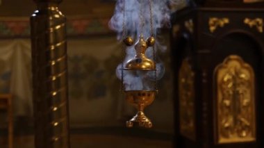 Kilise tütsüsü ve dumanına odaklan. Ayin sırasında kilise tapınağında tütsü yakmak.