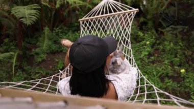 Evcil tavşanı olan Asyalı kadın sakin ve sakin..