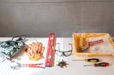 Gri zemin üzerinde bina seviyesi ve diğer inşaat araçları ile bileşim. 