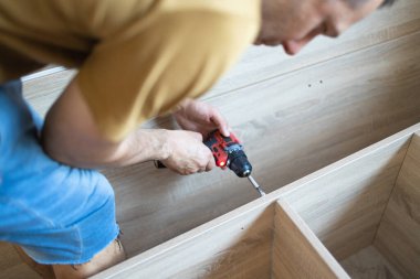 Mobilya montajı. El ele tutuşup oturma odası için yeni bir mobilya monte ediyoruz..