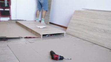 Kabine toplantısı, mobilya montajı zaman çizelgesi, bir adam bir kabine kuruyor.