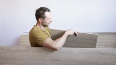 Kabine toplantısı, mobilya montajı zaman çizelgesi, bir adam bir kabine kuruyor.