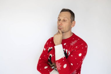 Beyaz tenli, yılbaşı süveteri giyen, kafası karışmış, yeni yıl kıyafetlerini silkeleyen...