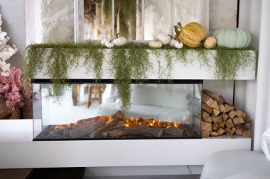 Cadılar bayramı için küçük balkabakları. Şöminede ev dekorasyonu. Teşekkürler.