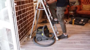 Klima tesisatı, duvarda merdiven delen işçiler.