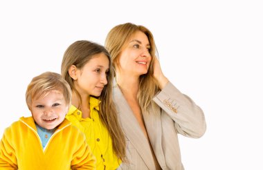 Mutlu beyaz aile gülümsüyor. Aile içi ilişki kavramı. Sıraya dizilmiş insanlar