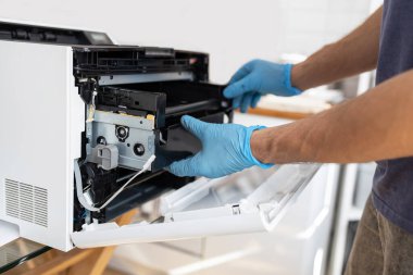 Fotokopi makinesi ya da fotokopi makinesi ile onarım sorunu olan kağıt sıkışıklığını düzeltin ve faks taraması için mürekkep kartuşlarını değiştirin ya da ofis iş yeri destek kavramındaki belgeyi kopyalayın.