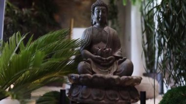 Karanlık arka planda Buda Heykeli meditasyonu. Buda heykeli meditasyon pozunda. Modern iç tasarımı olan minimalist odada Zen Budist figürü