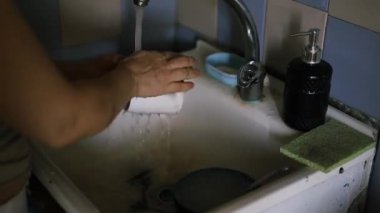 Kadın Elleri Mutfak Lavabosunda Kirli Tabağı Köpük Süngerle Yıkadı. Mutfakta bir sürü kirli bulaşık var. Akşam yemeğinden sonra temizlik.. 